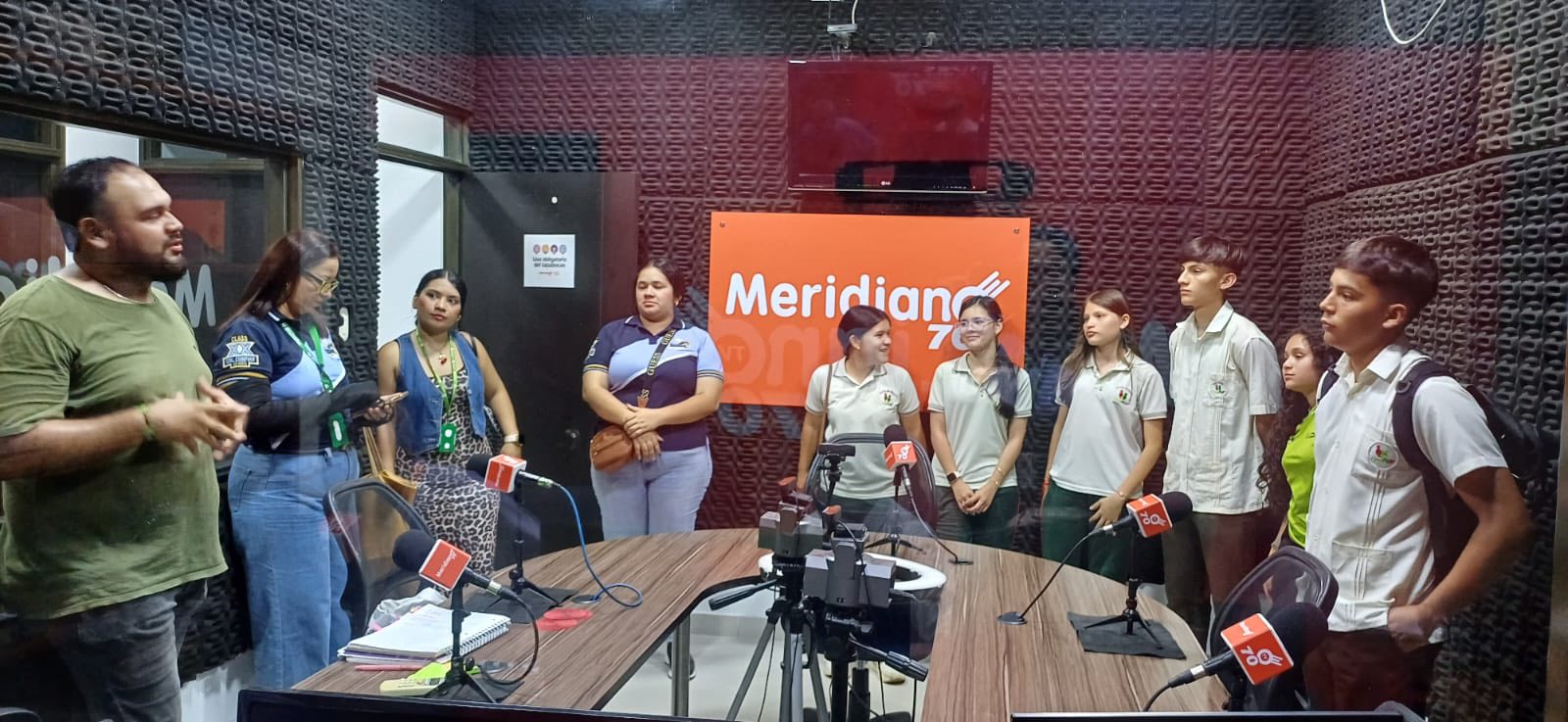 Estudiantes la electiva de Comunicaciones  del Colegio Comfiar viven la experiencia de la radio local