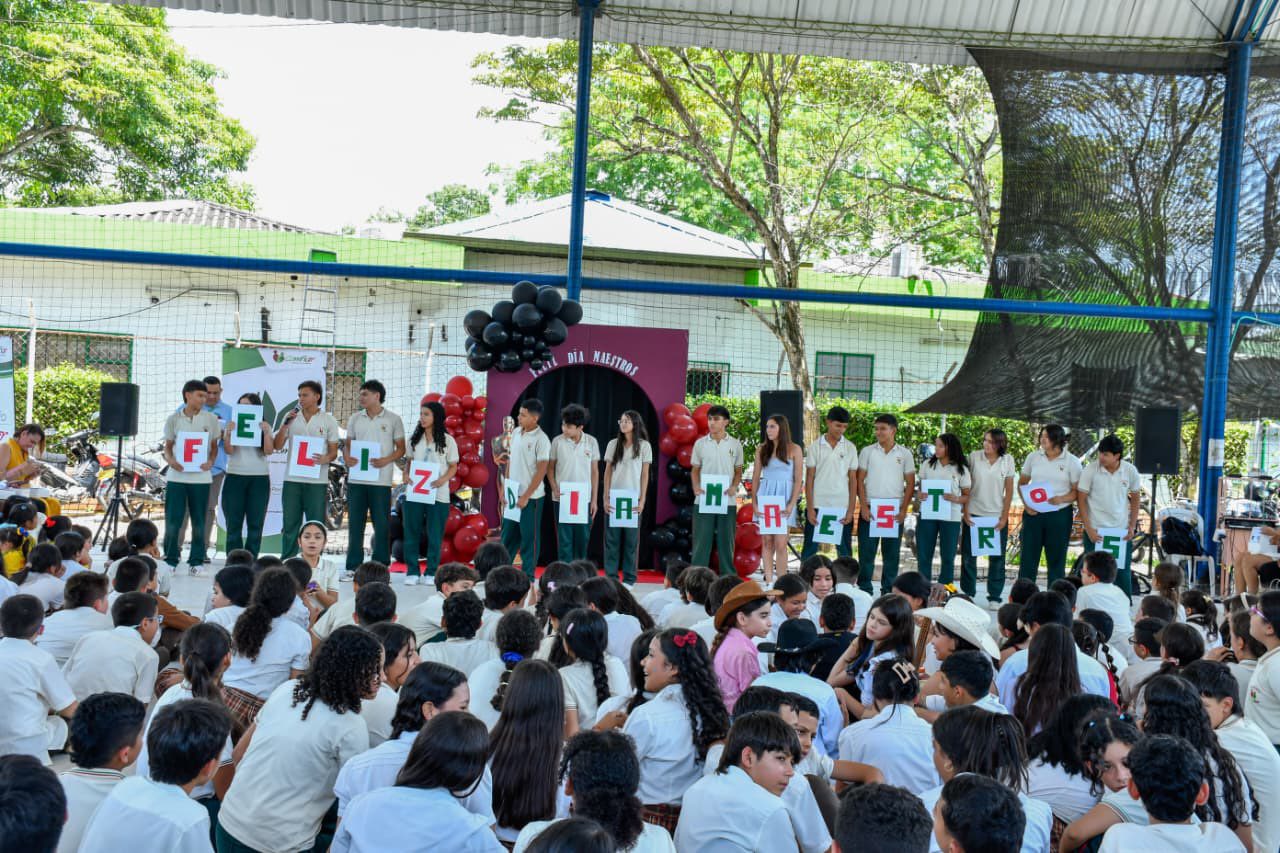 Estudiantes rindieron homenaje a los maestros del Colegio Comfiar